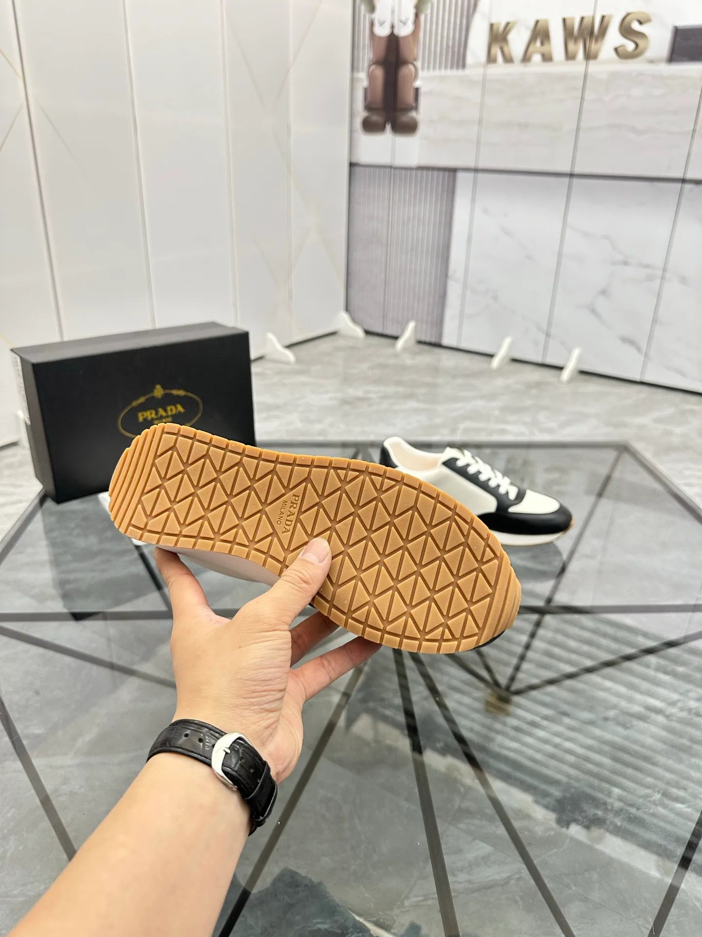 Men's shoes: 💰P420¥ Product trademark: Prada *"Prada*" low-top casual shoes Regular size: 38-44 (can be customized to 45) Product materials: imported cowhide upper, sheepskin lining, original outsole. Number: 020